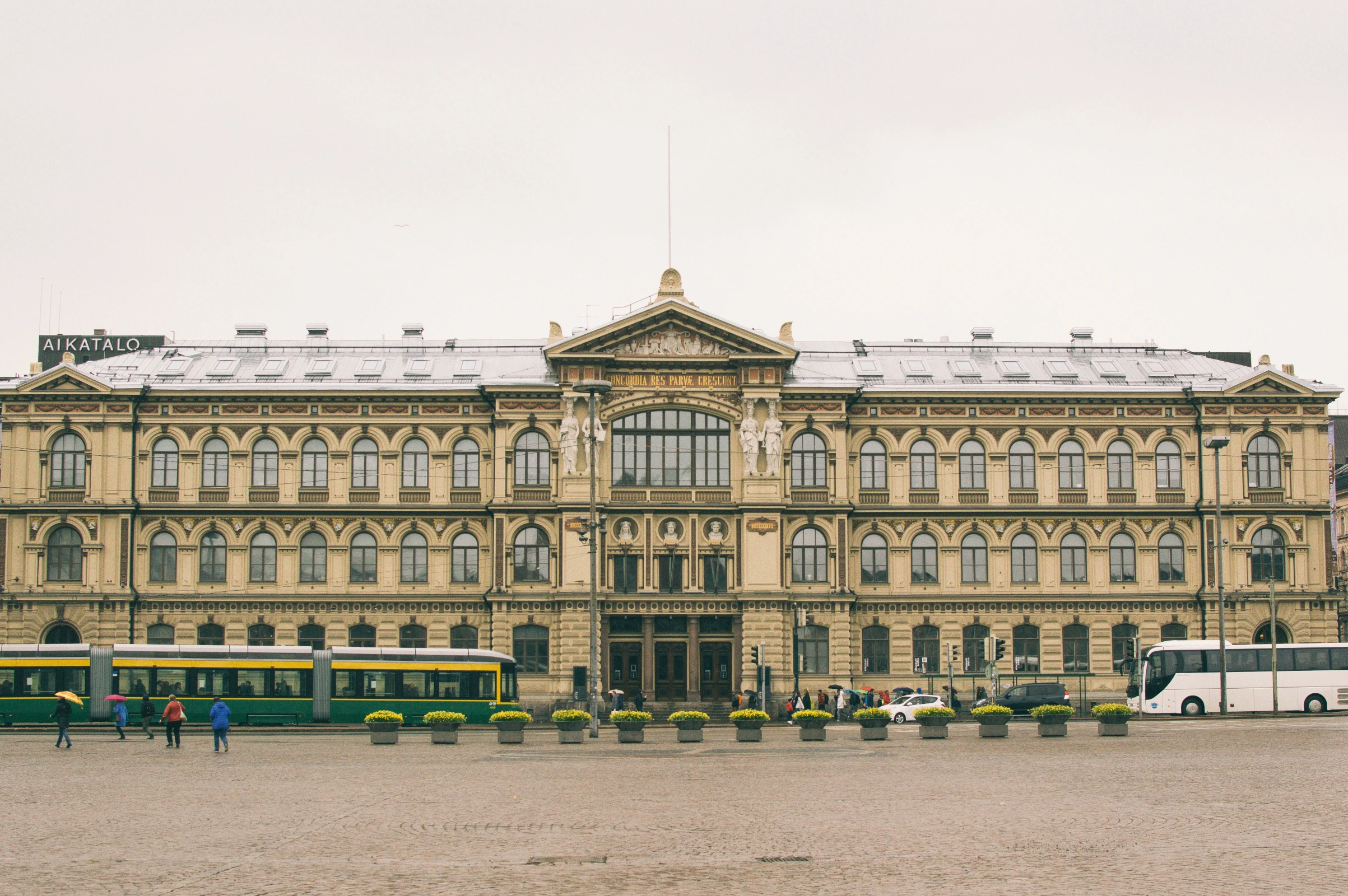 Ateneumin taidemuseo ja raitiovaunu Helsingin keskustassa